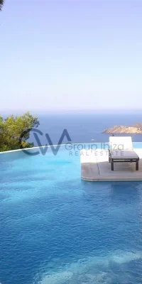 Prachtig luxe landgoed met drie villa’s en directe toegang tot de zee in Cala Boix, San Carlos