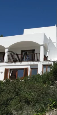 Prachtig luxe landgoed met drie villa’s en directe toegang tot de zee in Cala Boix, San Carlos