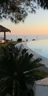 Prachtig luxe landgoed met drie villa’s en directe toegang tot de zee in Cala Boix, San Carlos