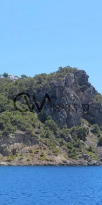 Squisita tenuta di lusso con tre ville e accesso diretto al mare a Cala Boix, San Carlos