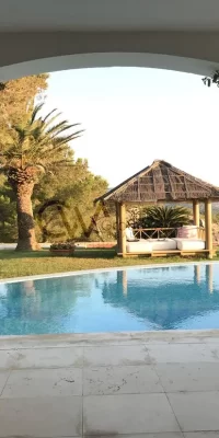 Exquisita finca de lujo con tres villas y acceso directo al mar en Cala Boix, San Carlos