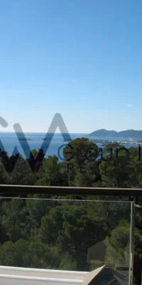 Prachtig luxe landgoed met drie villa’s en directe toegang tot de zee in Cala Boix, San Carlos