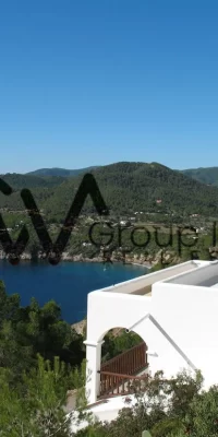 Prachtig luxe landgoed met drie villa’s en directe toegang tot de zee in Cala Boix, San Carlos