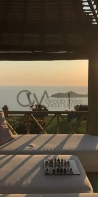 Prachtig luxe landgoed met drie villa’s en directe toegang tot de zee in Cala Boix, San Carlos