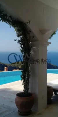 Squisita tenuta di lusso con tre ville e accesso diretto al mare a Cala Boix, San Carlos