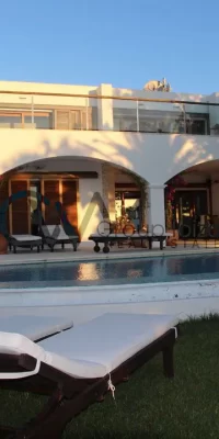 Prachtig luxe landgoed met drie villa’s en directe toegang tot de zee in Cala Boix, San Carlos