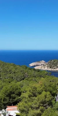 Luxuriöse moderne Villa in Cala Salada mit Panoramablick auf das Meer