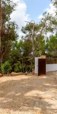 Villa moderna con seis dormitorios en venta en Es Cubells