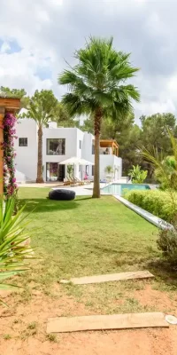 Villa moderna con seis dormitorios en venta en Es Cubells