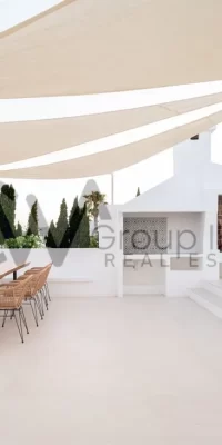 Villa urbana recientemente renovada con licencia de alquiler, a 5 minutos de la ciudad de Ibiza