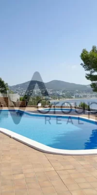 Appartement en bord de mer magnifiquement rénové à Talamanca – Ibiza