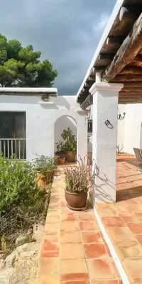 Finca de seis dormitorios situada en Cala Jondal!