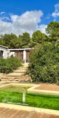 Finca de seis dormitorios situada en Cala Jondal!