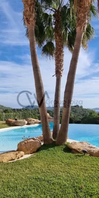 Lujosa villa con impresionante piscina y vistas panorámicas al mar