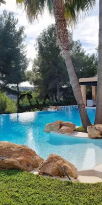 Lujosa villa con impresionante piscina y vistas panorámicas al mar