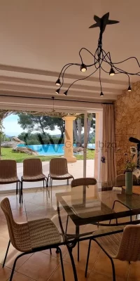 Lujosa villa con impresionante piscina y vistas panorámicas al mar