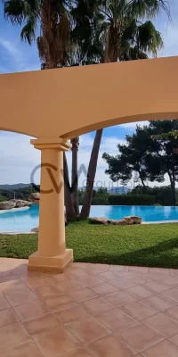 Lujosa villa con impresionante piscina y vistas panorámicas al mar