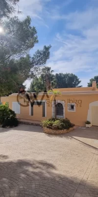 Lujosa villa con impresionante piscina y vistas panorámicas al mar