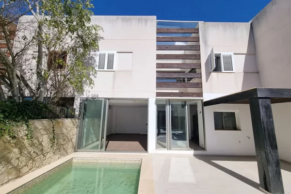 Encantadora casa adosada en Santa Gertrudis con piscina privada y plaza de aparcamiento