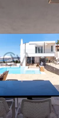 Geräumige Villa mit 8 Schlafzimmern und Panoramablick auf das Meer