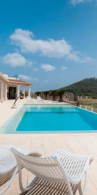 Luxusvilla auf Ibiza mit Panoramablick und außergewöhnlichen Annehmlichkeiten