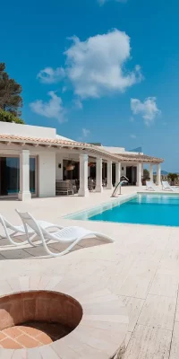 Luxusvilla auf Ibiza mit Panoramablick und außergewöhnlichen Annehmlichkeiten