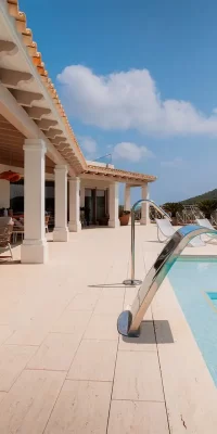 Luxusvilla auf Ibiza mit Panoramablick und außergewöhnlichen Annehmlichkeiten