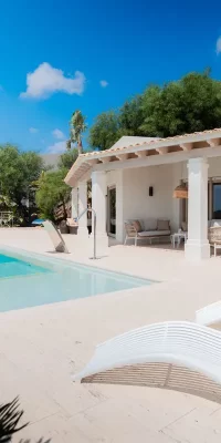 Luxusvilla auf Ibiza mit Panoramablick und außergewöhnlichen Annehmlichkeiten