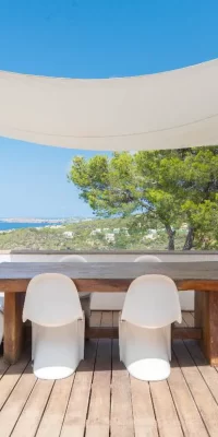 Elegante Küstenvilla mit Panoramablick auf das Meer