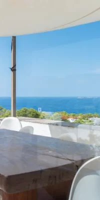 Elegante villa costiera con vista panoramica sul mare