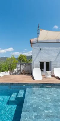 Elegante Küstenvilla mit Panoramablick auf das Meer