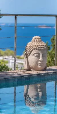 Elegante Küstenvilla mit Panoramablick auf das Meer